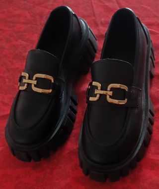 Zapatos para mujer negros con detalle dorado