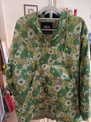 Sudadera impermeable Zara floral mujer