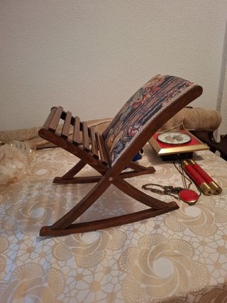 Mueble de madera con tela multicolor