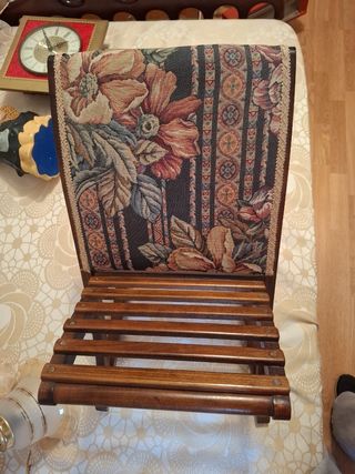 Mueble de madera con tela multicolor