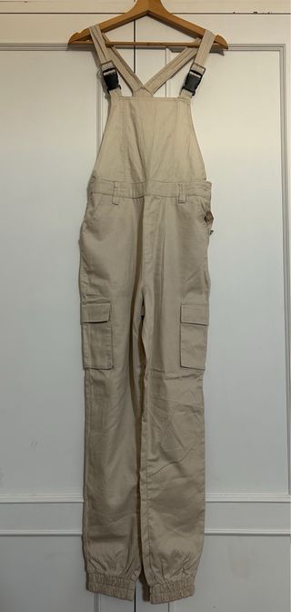 Mono largo beige con bolsillos
