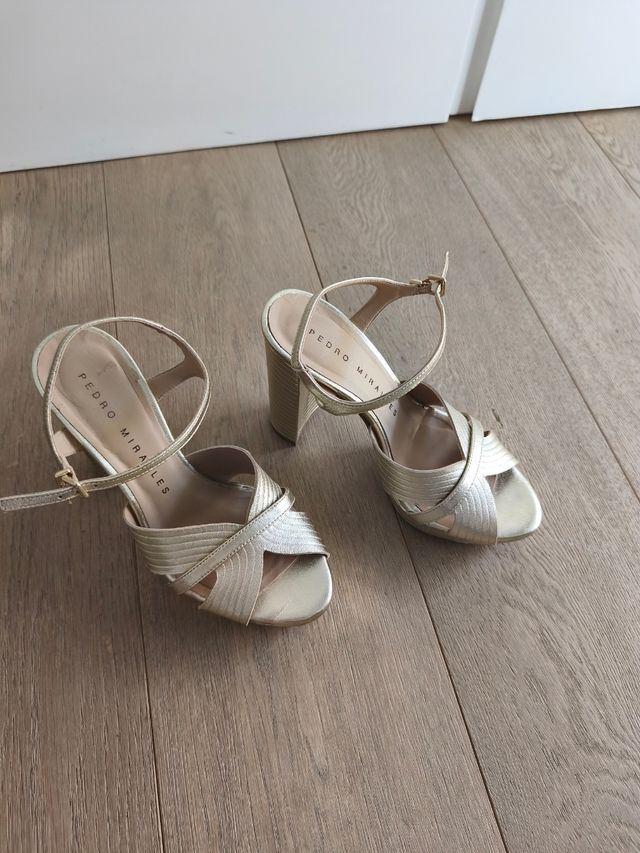 Zapatos de tacón Pedro Miralles dorados