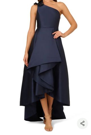 Vestido de fiesta azul.  

