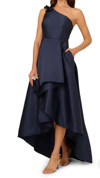 Vestido de fiesta azul.  

