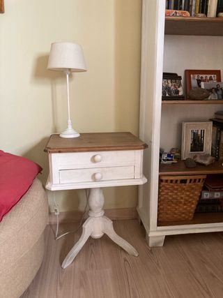 Costurero de madera con detalles blancos