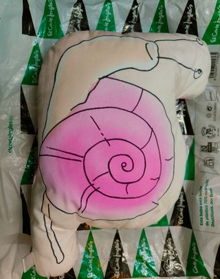 Cojín infantil, forma de  caracol,en tonos rosas