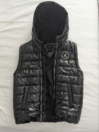 Chaleco Jordan niño negro.
Talla 132cm-147cm