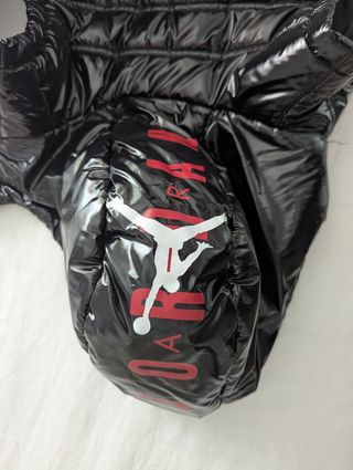 Chaleco Jordan niño negro.
Talla 132cm-147cm