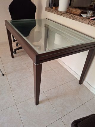 Mesa,se abre tiene otro plan de cristal abajo 