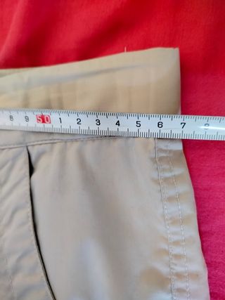 Pantalones cargo beige.  Pudiéndose hacer cortos
