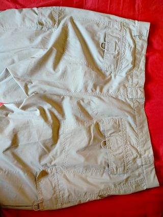 Pantalones cargo beige.  Pudiéndose hacer cortos