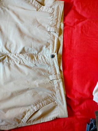 Pantalones cargo beige.  Pudiéndose hacer cortos