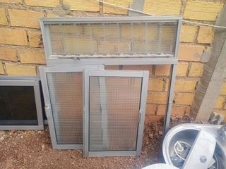 Ventana aluminio gris con vidrio texturizado