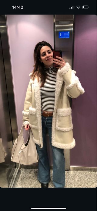 Abrigo efecto piel Zara beige oversize