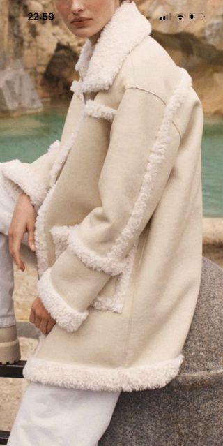 Abrigo efecto piel Zara beige oversize