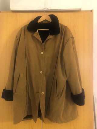 Chaqueta marrón con cuello y puños negros