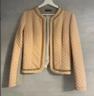 Giacca beige trapuntata con catena oro
