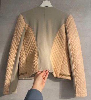 Giacca beige trapuntata con catena oro