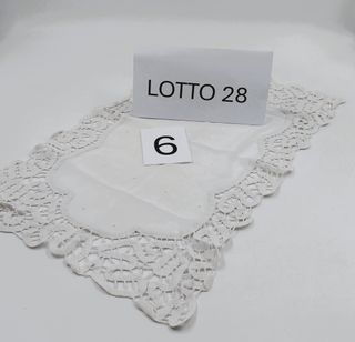 Centrino ricamato con lavorazione ad ago