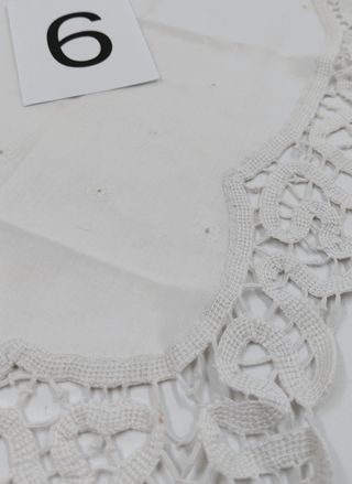 Centrino ricamato con lavorazione ad ago