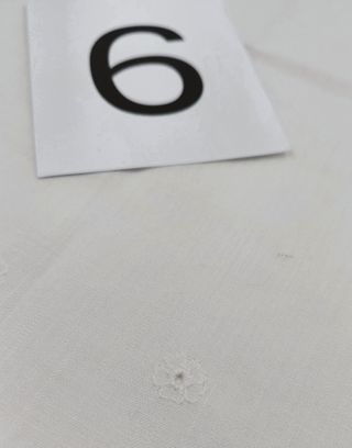 Centrino ricamato con lavorazione ad ago