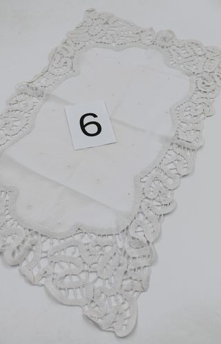 Centrino ricamato con lavorazione ad ago