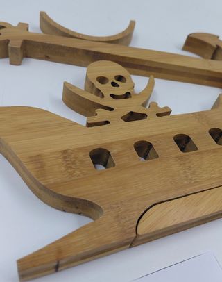 Porta bottiglie in legno a forma di nave