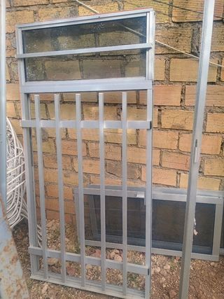 Ventana aluminio con reja