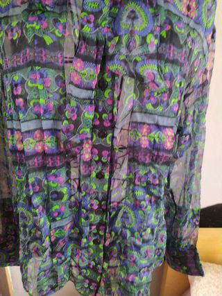 Blusa de seda estampada