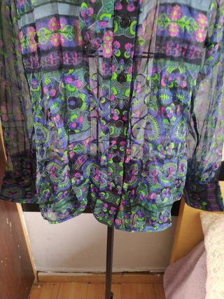 Blusa de seda estampada