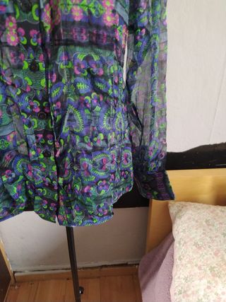 Blusa de seda estampada