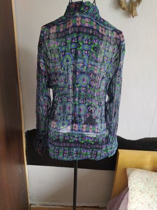Blusa de seda estampada