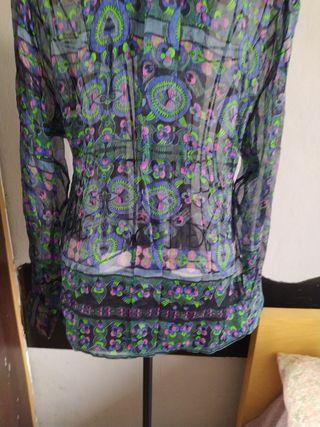 Blusa de seda estampada