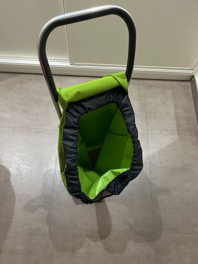 Carro de la compra verde y gris