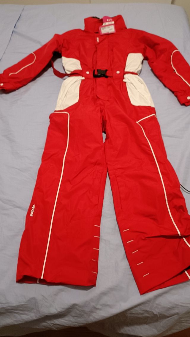 Mono de nieve rojo y blanco 
Talla 8 años 