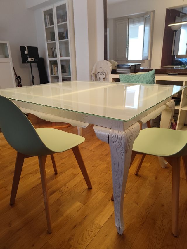 Mesa de comedor de cristal y madera