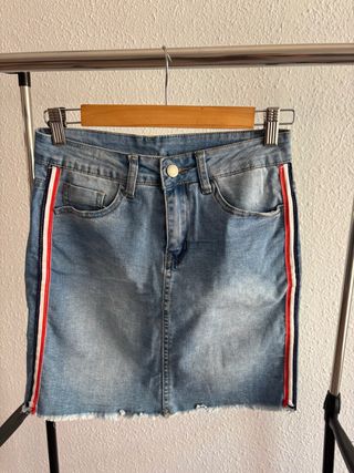 Falda vaquera con rayas laterales