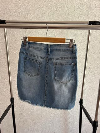 Falda vaquera con rayas laterales