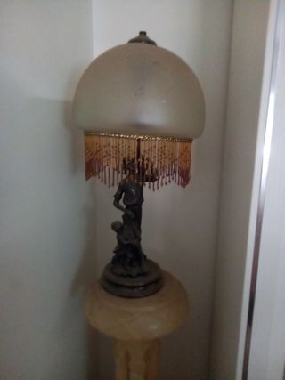 Lámpara de mesa vintage con figura
