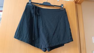 Falda pantalón negra y camiseta talla L