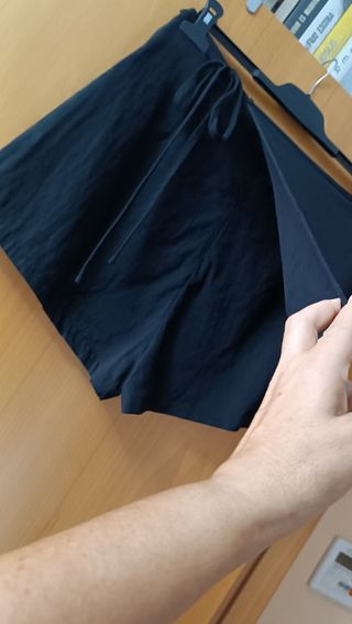 Falda pantalón negra y camiseta talla L
