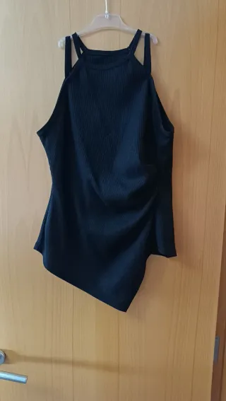 Falda pantalón negra y camiseta talla L