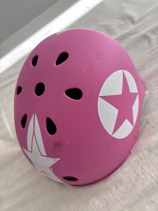 Casco rosa para patinar con estrellas