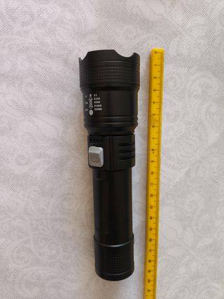 Linterna LED Recargable 5000 Lúmenes Con Zoom.