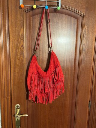 Bolso de cuero rojo con flecos