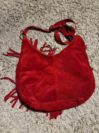 Bolso de cuero rojo con flecos