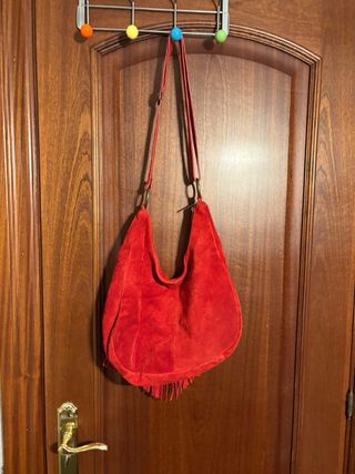 Bolso de cuero rojo con flecos