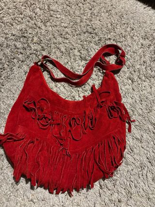 Bolso de cuero rojo con flecos