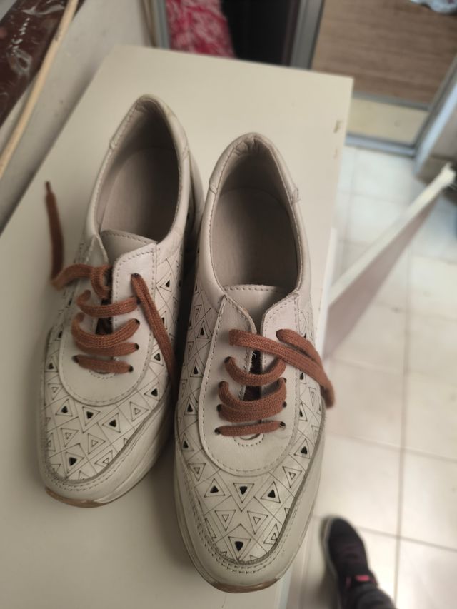 Zapatos deportivos blancos y marrones para mujer