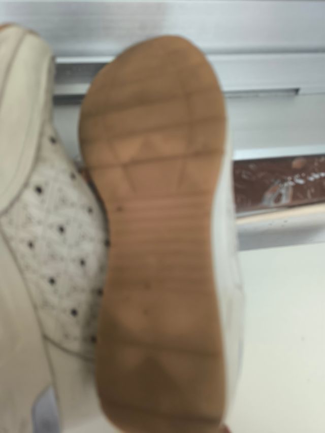 Zapatos deportivos blancos y marrones para mujer